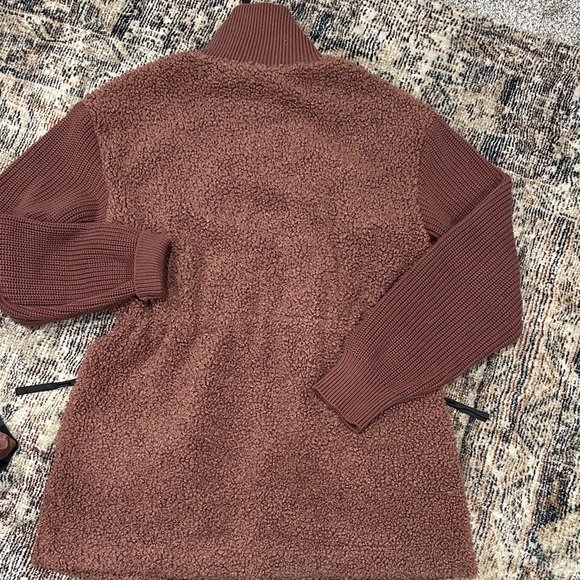 Varley Cozy Mauve Sherpa Jacket with Drawstring - Picture 9 of 9